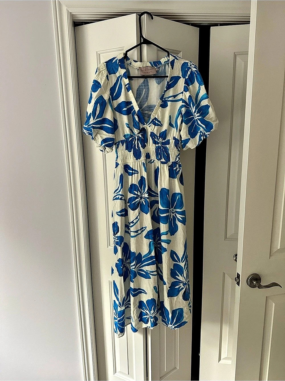 White Closet Floral Midi Dress in White & Blue Size Medium Like New